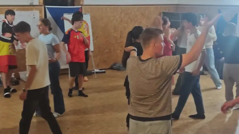 Jóvenes de varios países aprendiendo a bailar en la noche intercultural