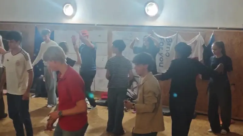 Baile en grupo al final de la noche intercultural