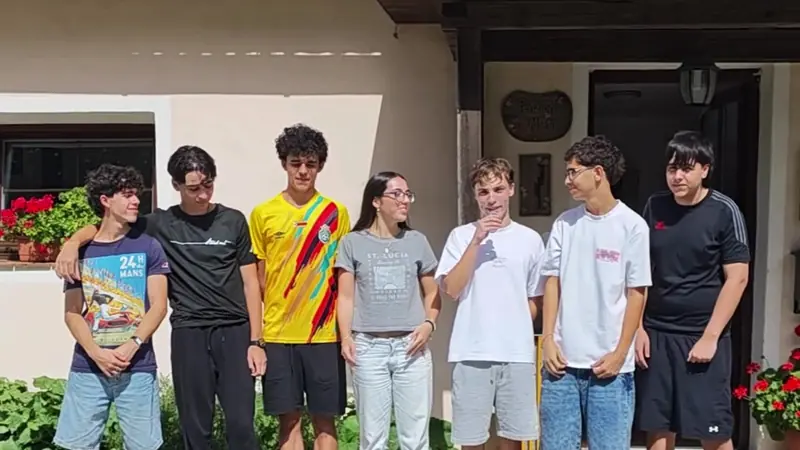 El grupo español delante de la casa donde se alojaron en Moravec
