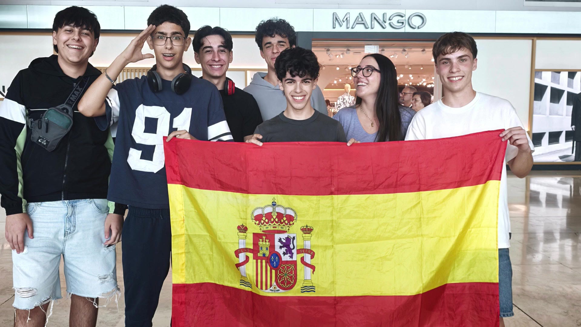 El grupo español de Act For Changes con la bandera de España antes de salir hacia la República Checa