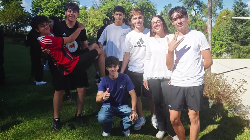 El grupo español posando en el jardín del alojamiento en Moravec