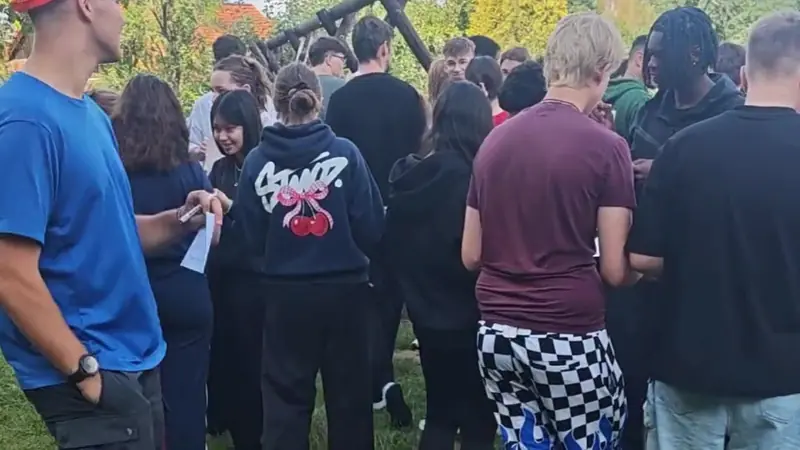 Grupo de jóvenes mezclados de distintos países en una dinámica en el exterior