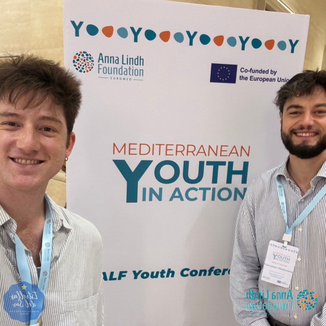 Acreditación de la Mediterranean Youth in Action ante el cartel de la ALF Youth Conference