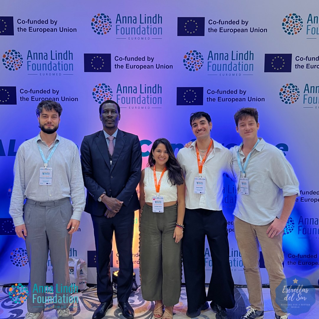 Delegación de jóvenes ante el photocall de la Fundación Anna Lindh y la Unión Europea