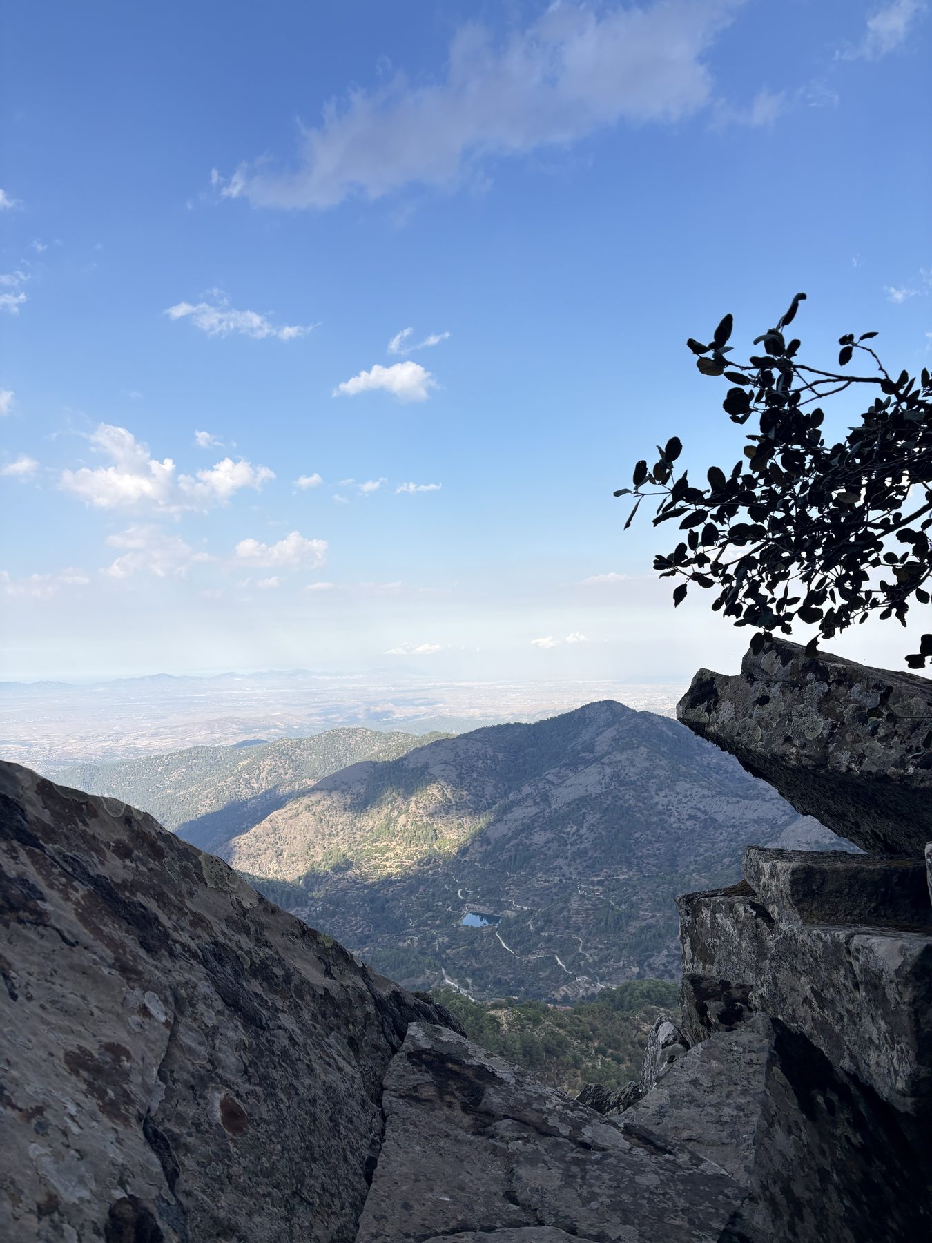 Vista de las montañas de Troodos desde un sendero de roca