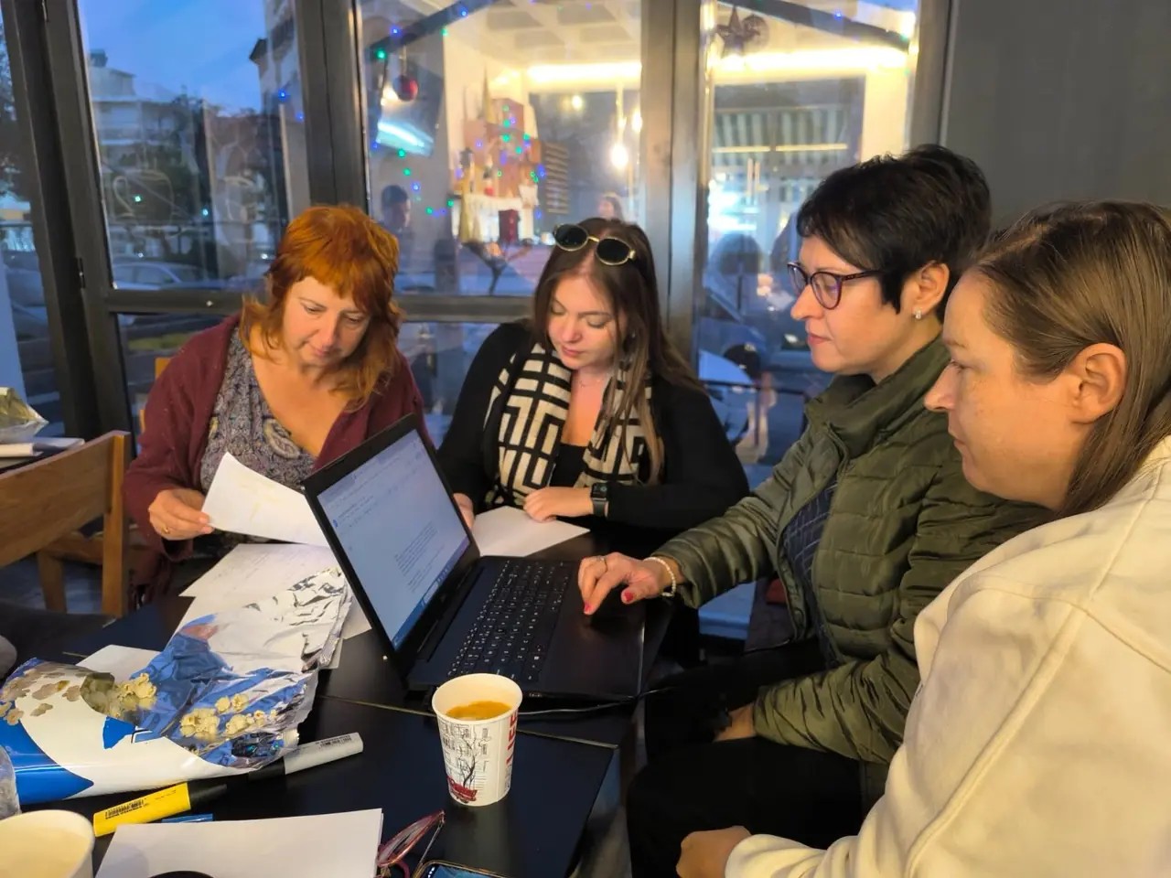 El equipo de voluntarios trabajando en los contenidos del proyecto