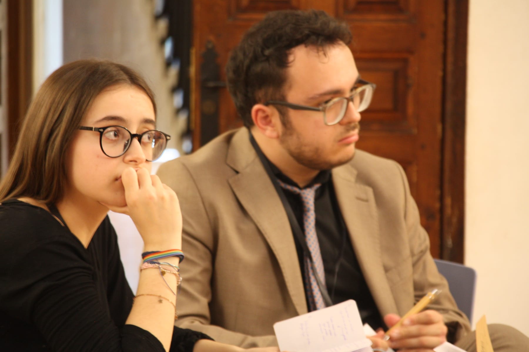Participantes escuchando atentamente durante una sesión del torneo