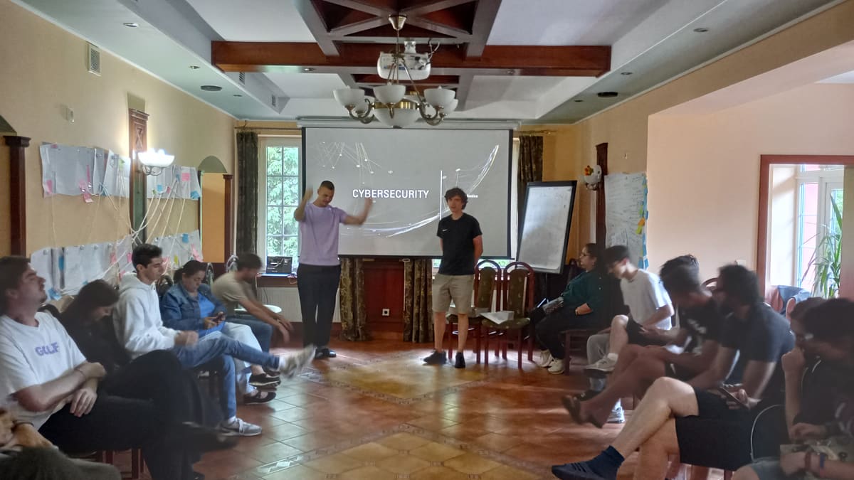 Participantes presentando el taller de ciberseguridad ante el grupo