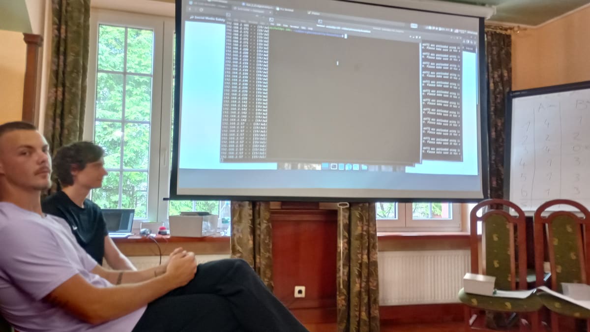 Simulación de un ataque de denegación de servicio proyectada en la pantalla