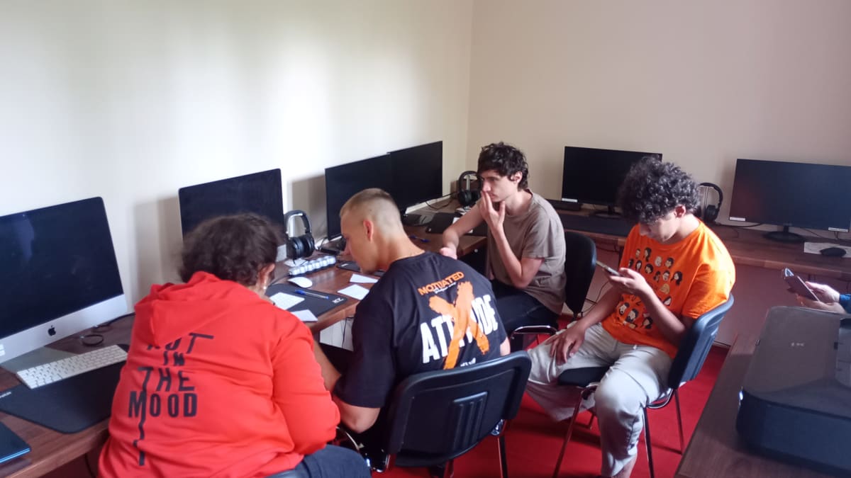 Grupo trabajando con tablets y móviles en el taller de colaboración digital