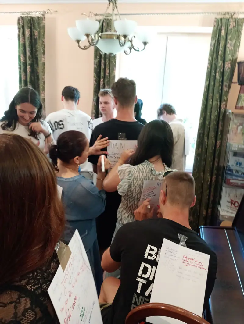 Actividad de evaluación en la que los participantes escriben en el papel colgado en la espalda de sus compañeros