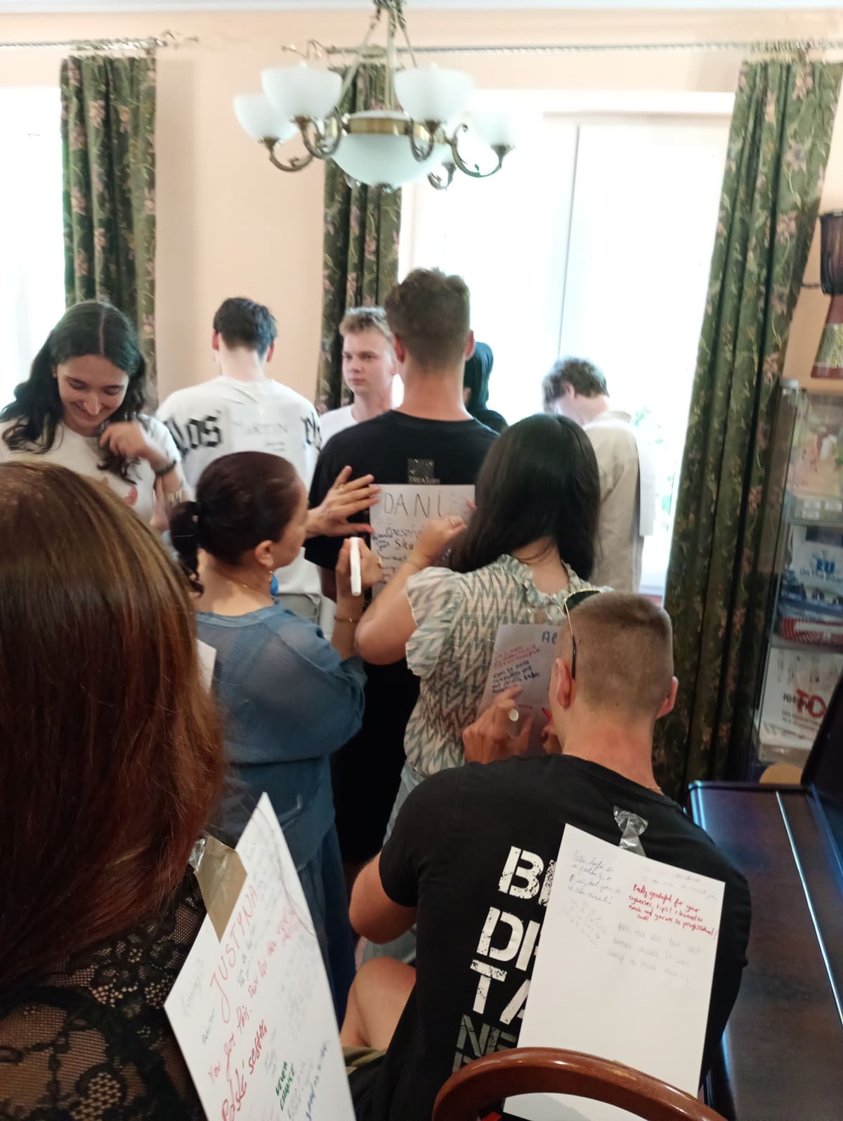 Actividad de evaluación en la que los participantes escriben en el papel colgado en la espalda de sus compañeros