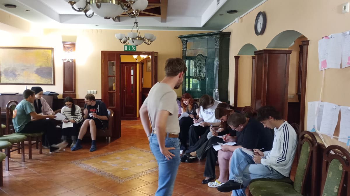 Participantes repartidos por la sala redactando el informe sobre el perfil investigado