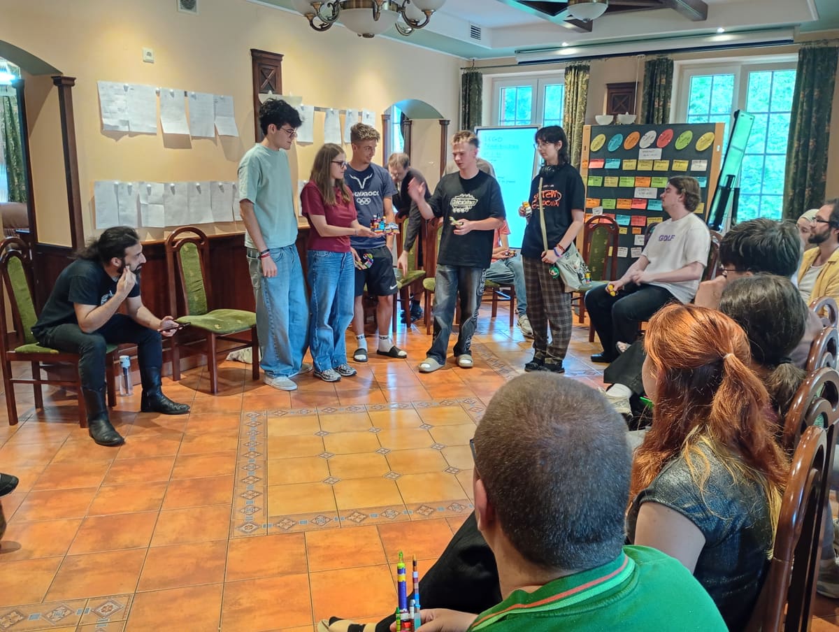 El grupo en círculo presentando sus construcciones de LEGO
