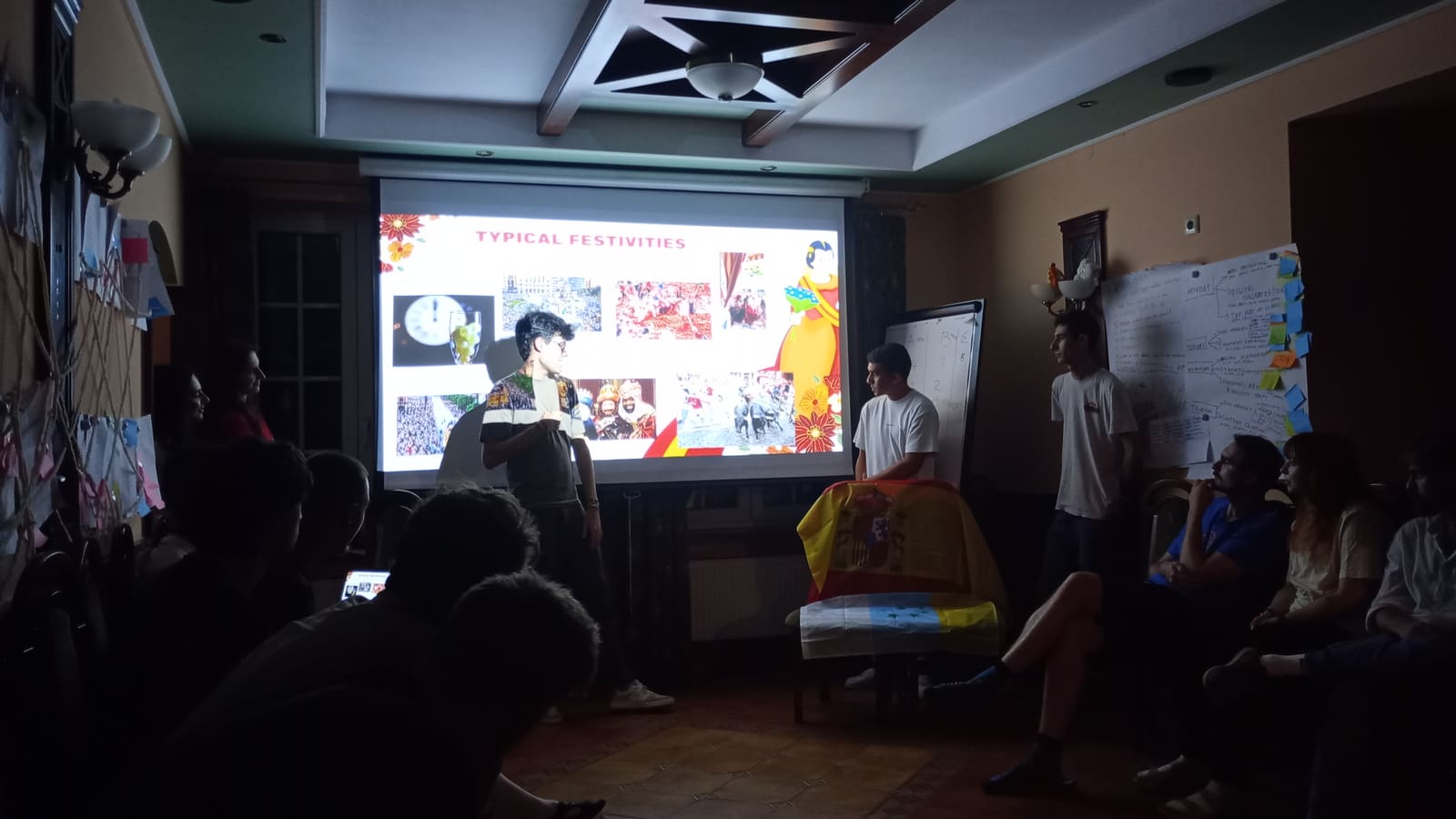 Presentación de la velada intercultural española con la bandera y las fiestas típicas proyectadas