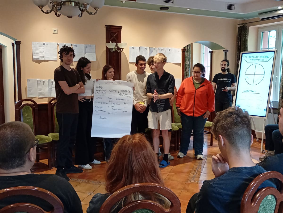 Presentación de uno de los papelógrafos de la rueda de competencias digitales