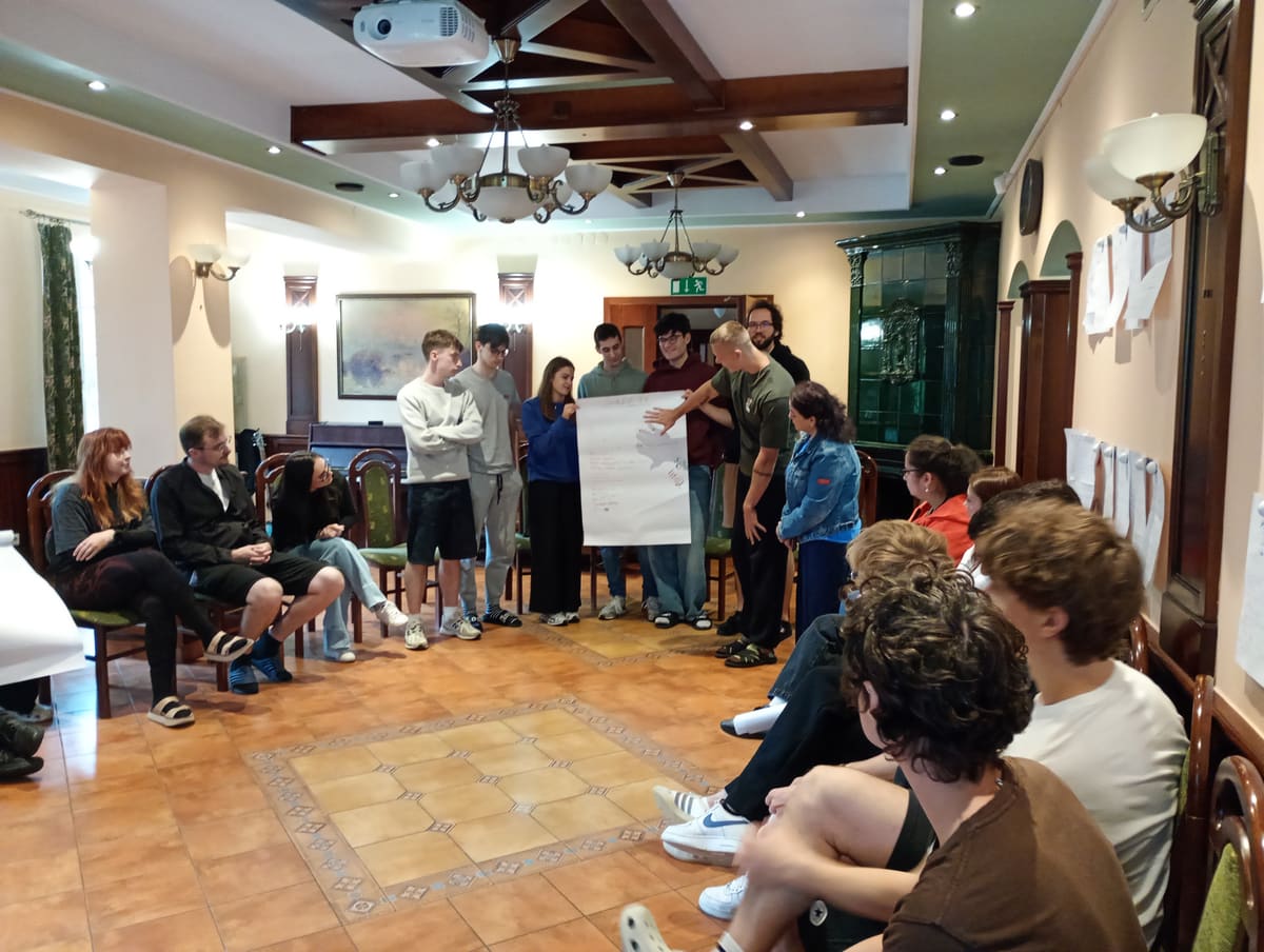 El grupo reunido en círculo durante el World Café sobre competencias digitales