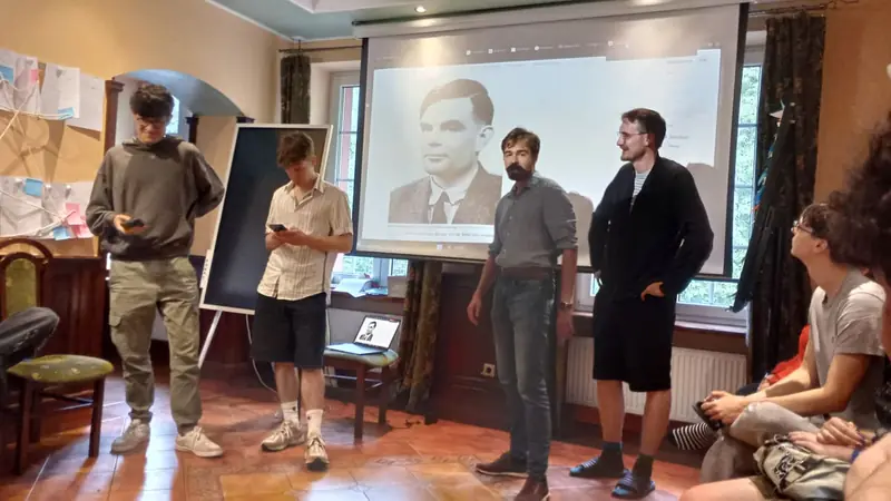 Taller sobre búsqueda en internet con una imagen de Alan Turing proyectada