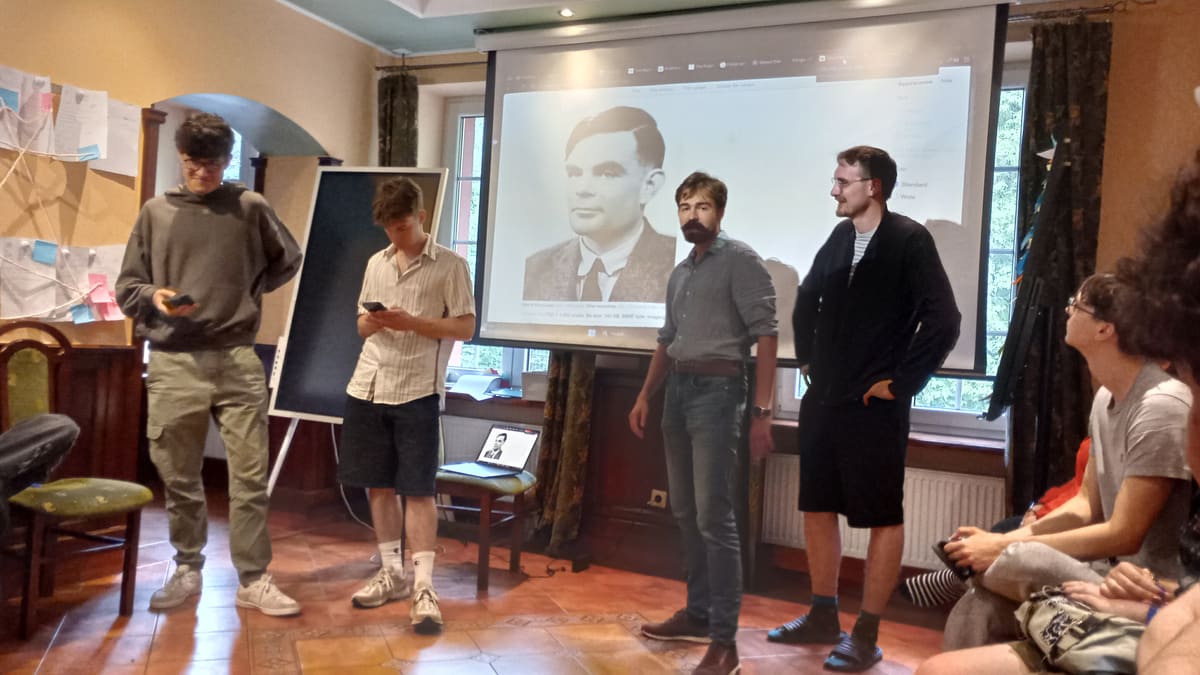 Taller sobre búsqueda en internet con una imagen de Alan Turing proyectada