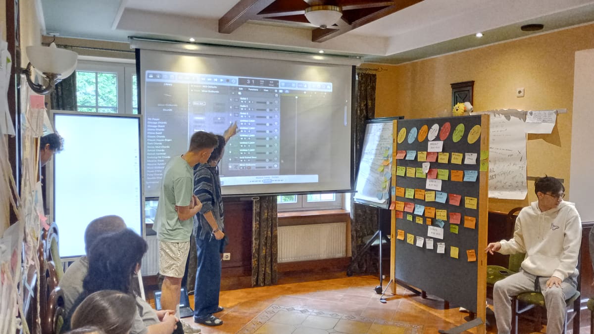 Taller de producción musical impartido por participantes con un portátil