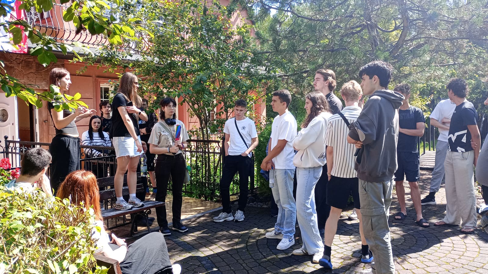 Participantes grabando en las calles de Rabka-Zdrój para el taller de creación de contenido digital