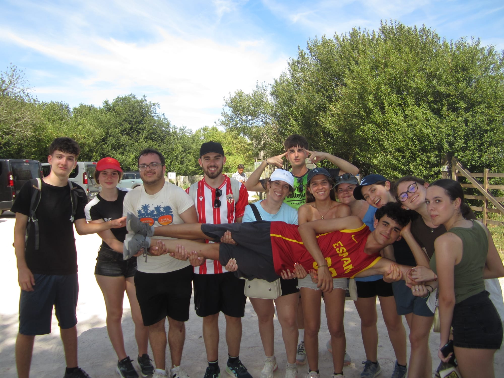Grupo de participantes de Future Eco-Guardians al aire libre durante una de las salidas