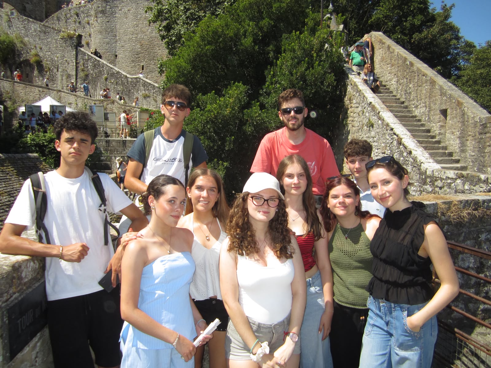 El grupo con el Mont-Saint-Michel al fondo
