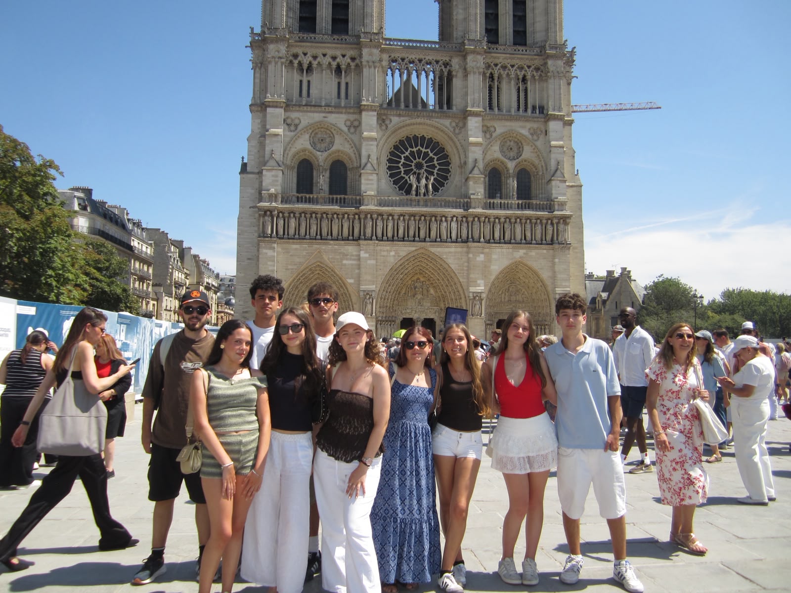 Los participantes frente a la catedral de Notre-Dame, en la parada en París de camino a Normandía