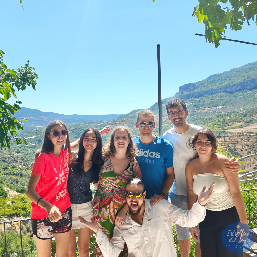 Los participantes españoles en un mirador con el valle y las montañas de Karaman al fondo