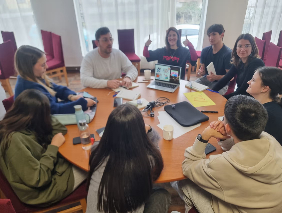 Participantes debatiendo en grupo durante la dinámica World Café