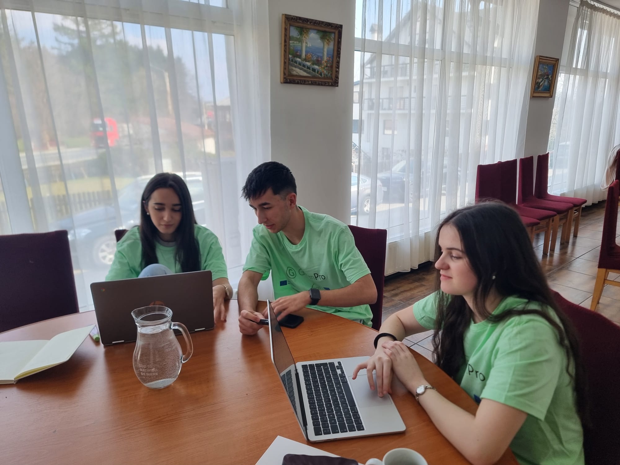 Pequeño grupo de participantes diseñando una actividad educativa con sus portátiles