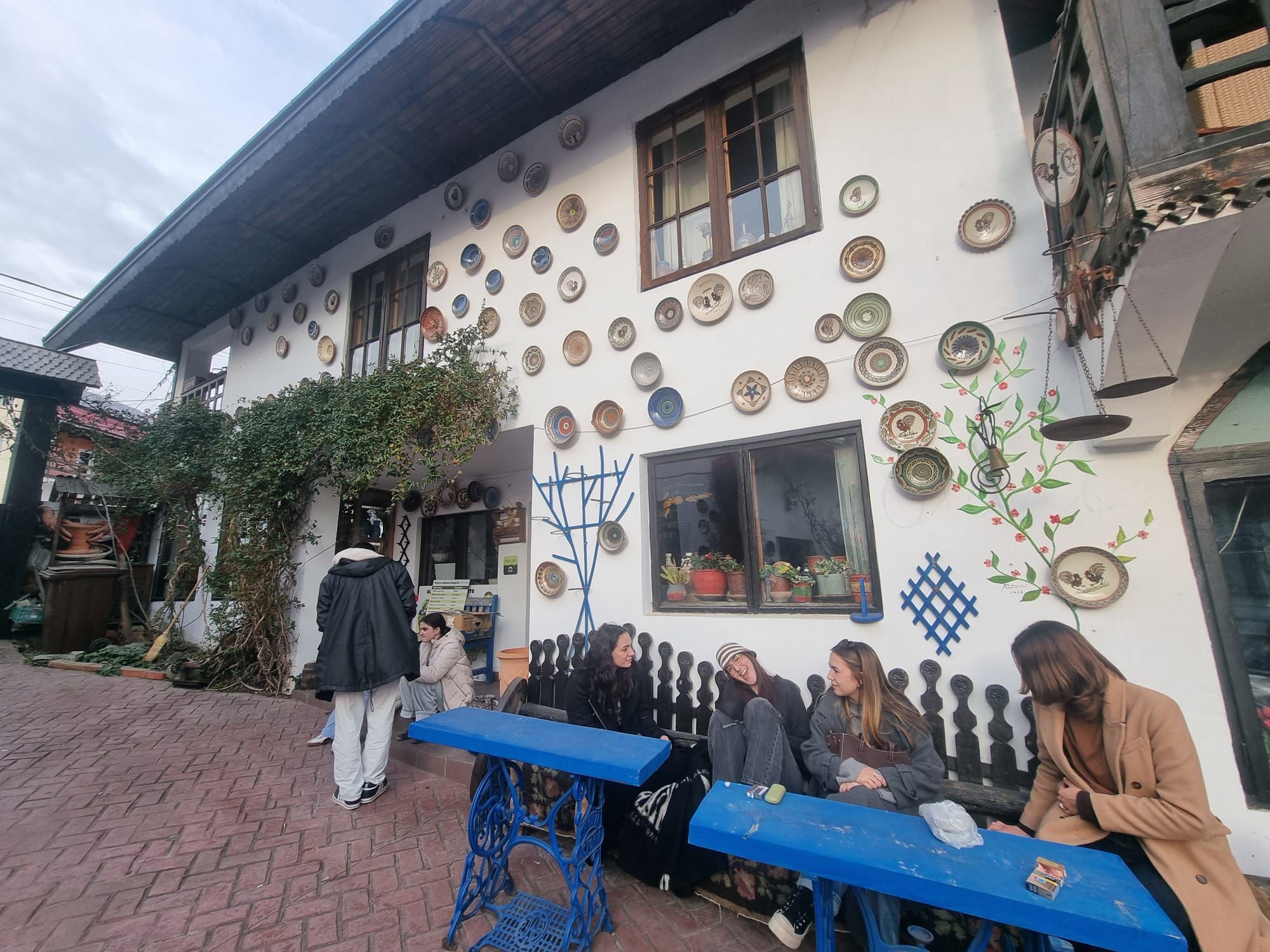 Fachada de un taller artesanal de cerámica de Horezu decorada con platos tradicionales