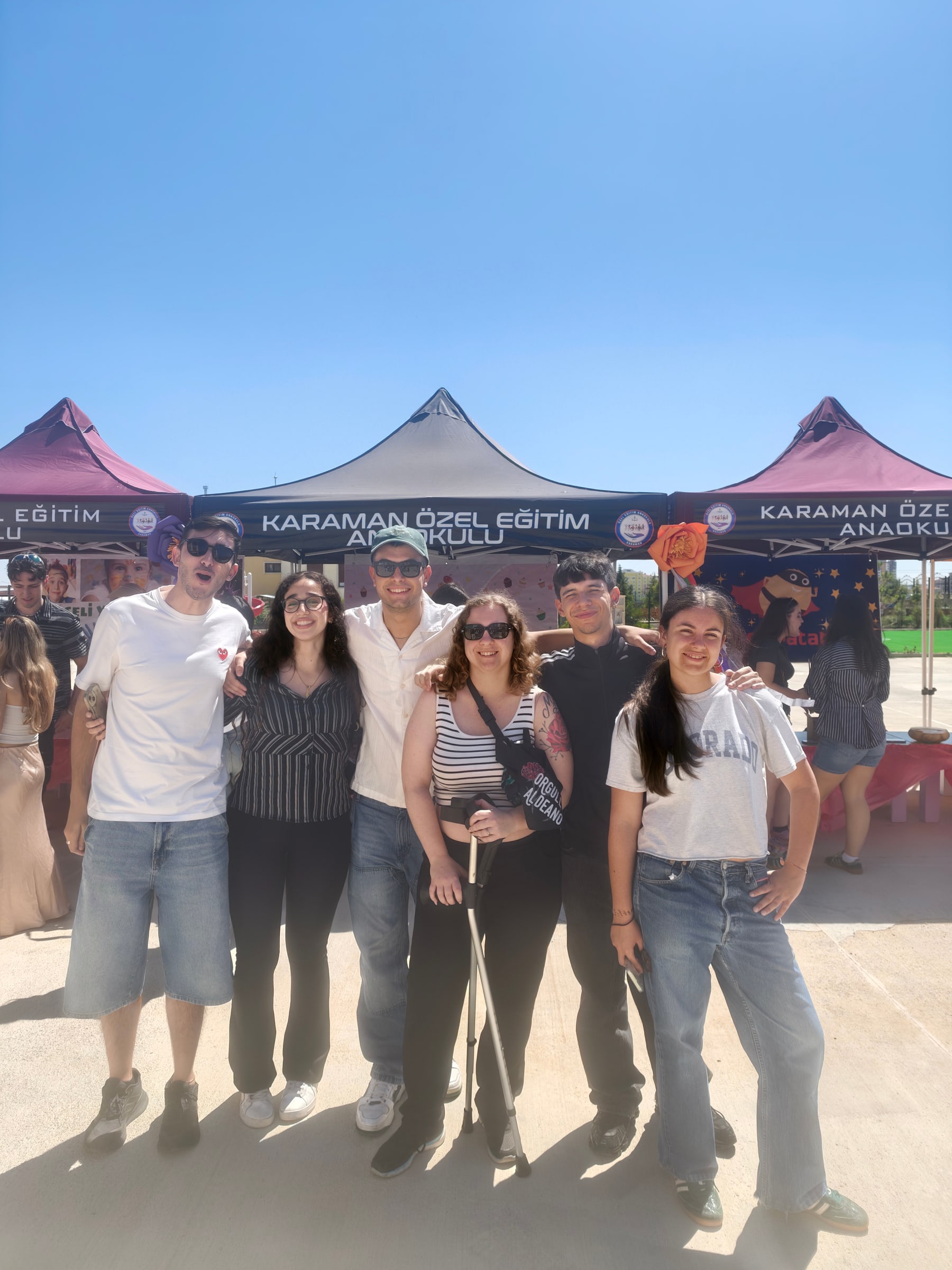 Participantes del intercambio con las mascotas y el equipo del Karaman Özel Eğitim Anaokulu durante la jornada festiva