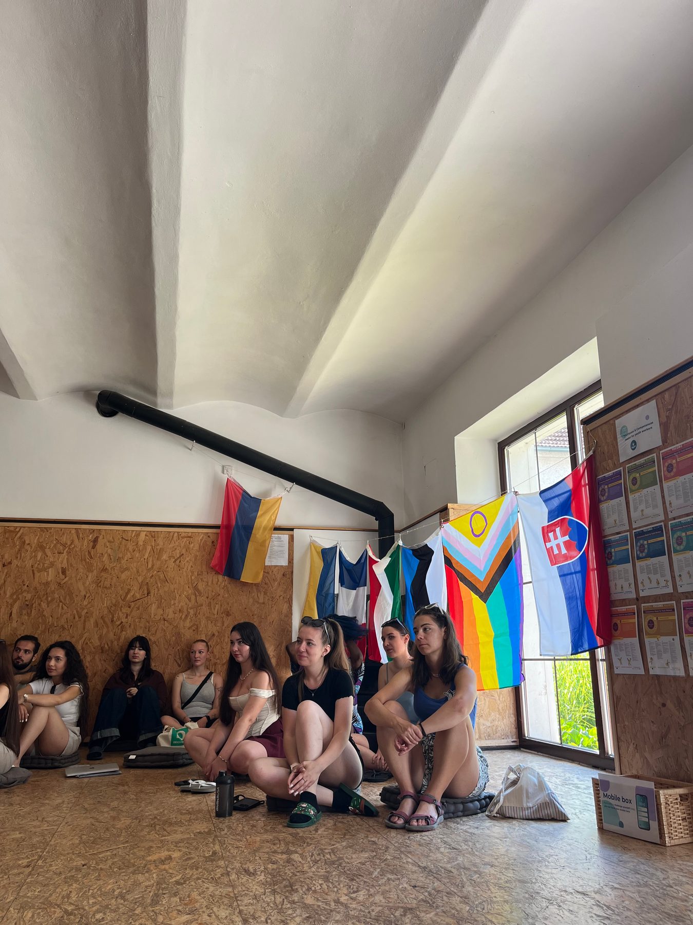 Velada intercultural con las banderas de los países participantes