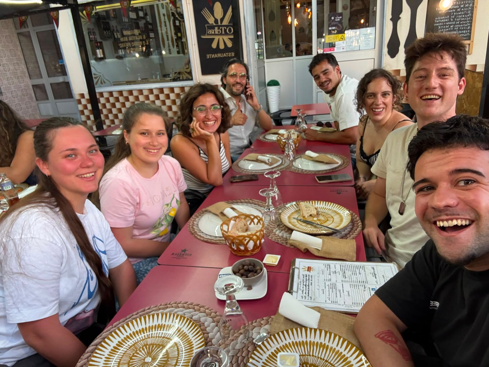 Cena de grupo de los socios de Youth Connect en Fundão