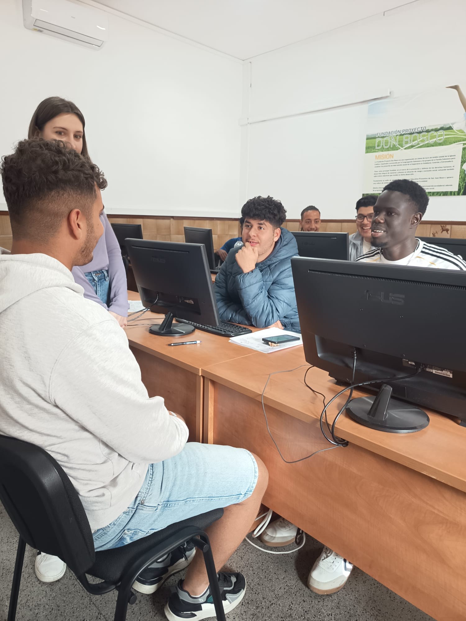 Simulación de entrevista de trabajo durante el itinerario, en las aulas de la Fundación Don Bosco