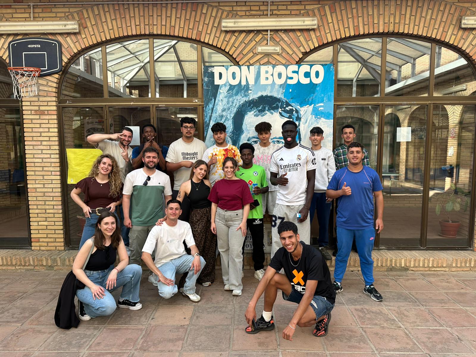 Grupo de participantes y equipo de Brújula Digital en la Fundación Don Bosco