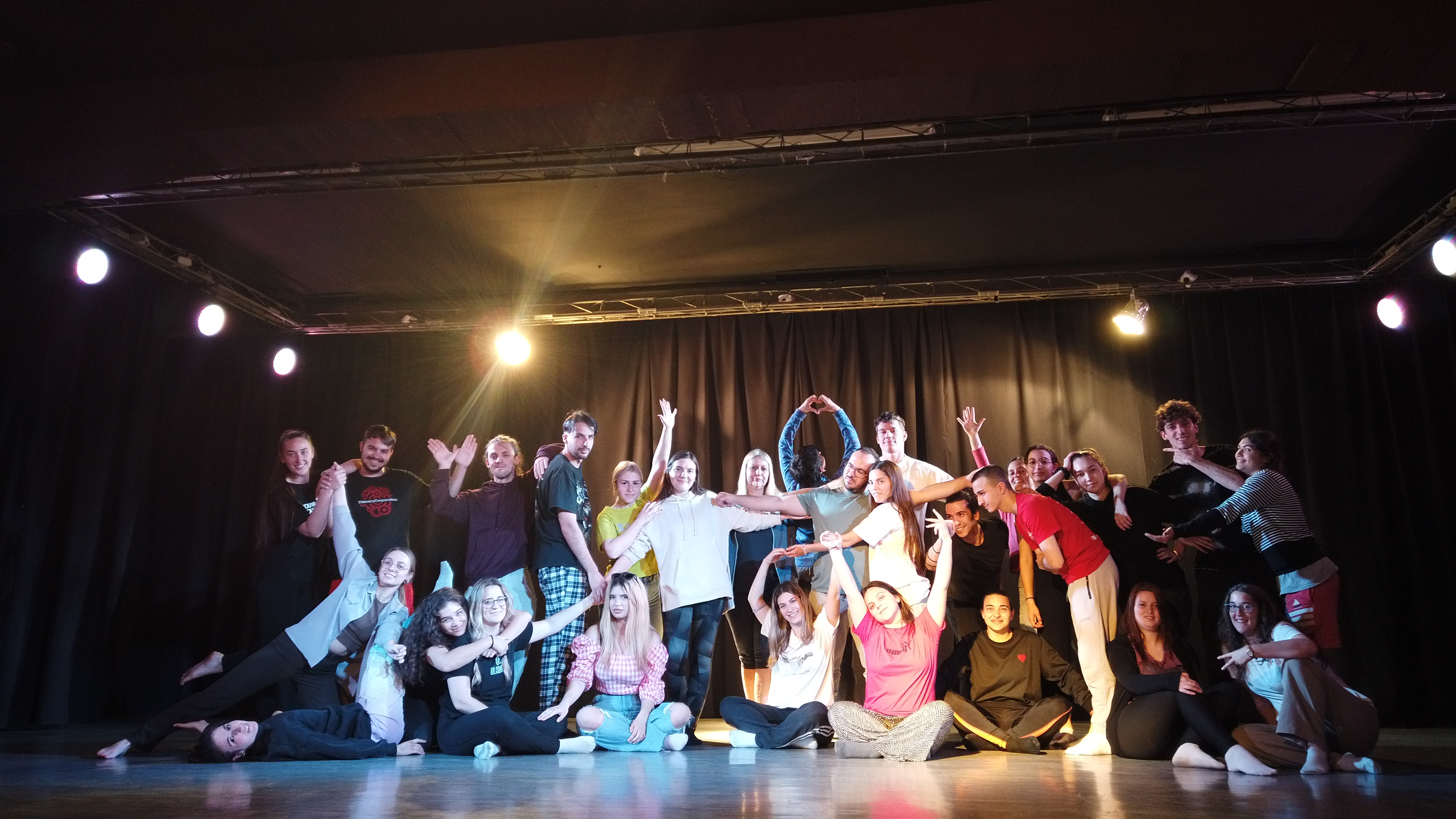 Foto de grupo de los participantes de Community Dance Experience en Madrid