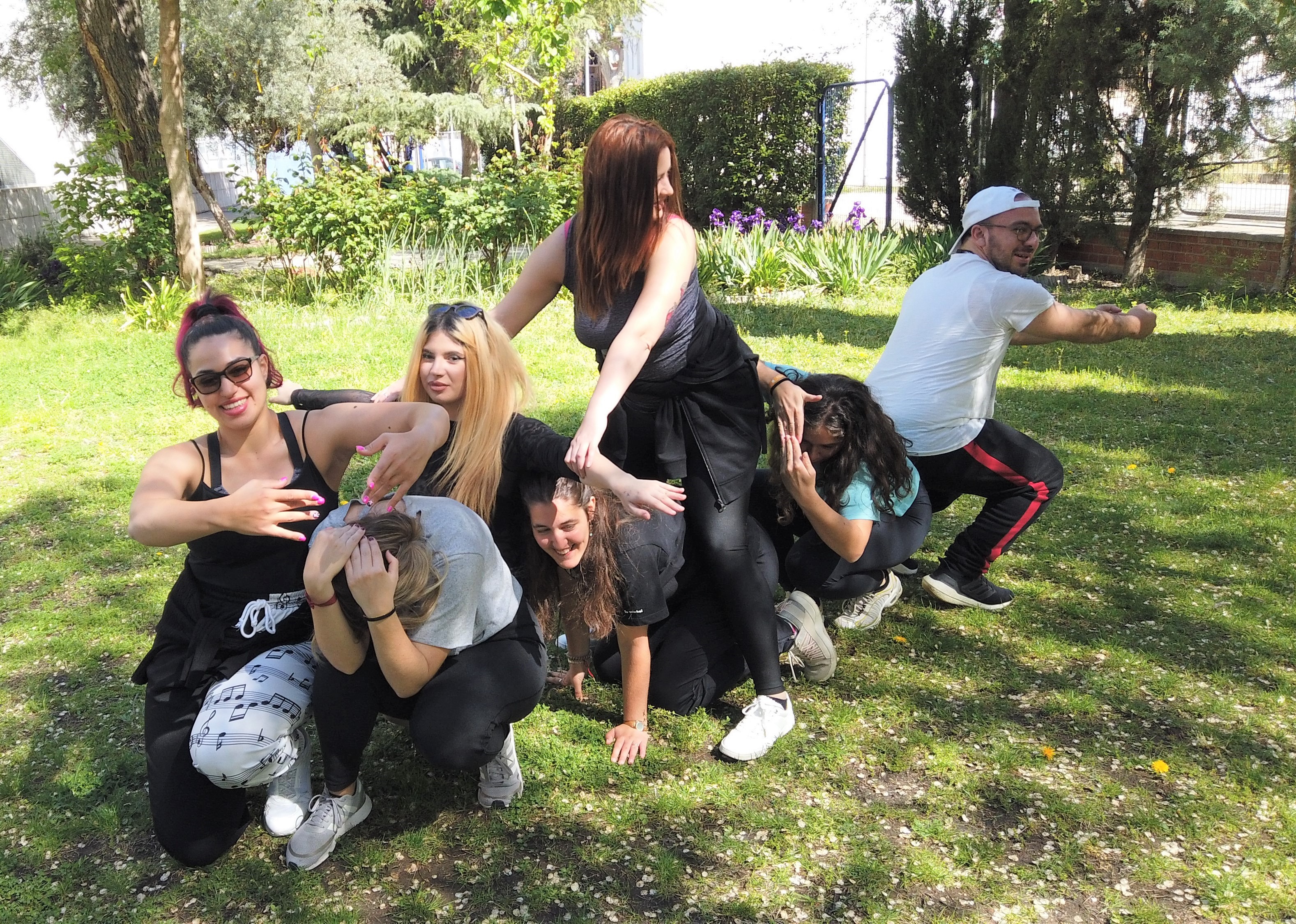 Participantes bailando al aire libre durante una de las dinámicas