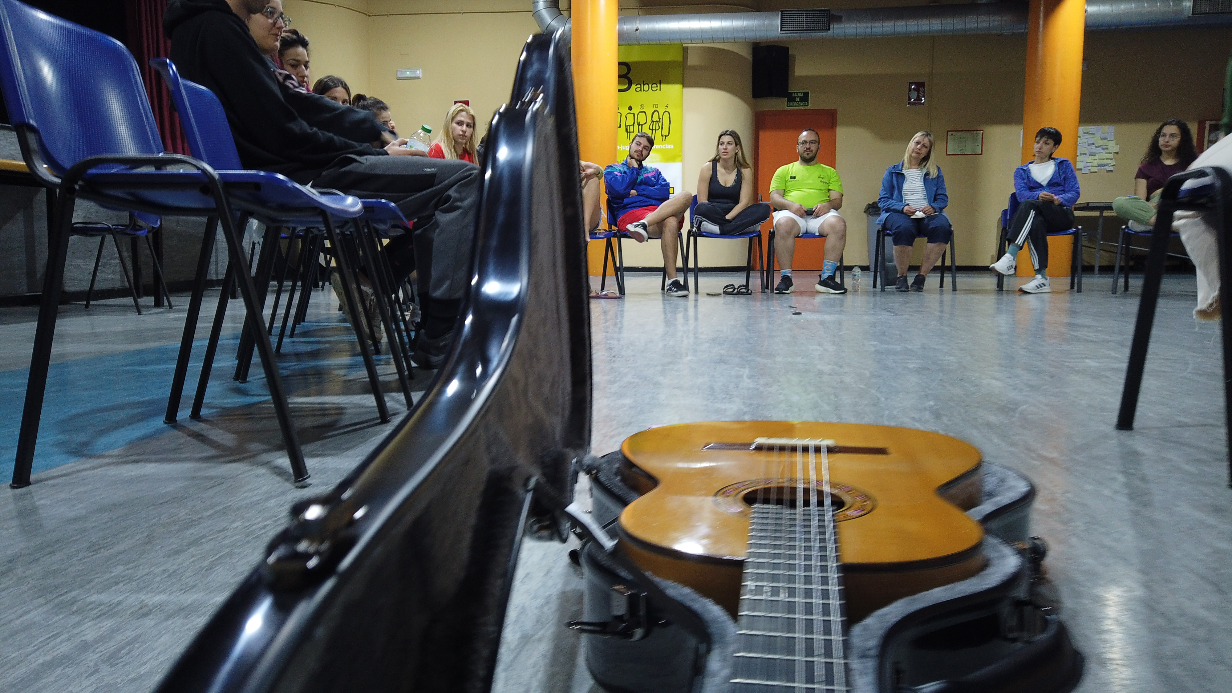 Sesión de música en vivo con guitarra flamenca durante el curso